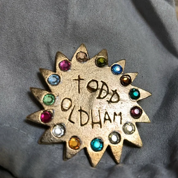 Vintage Todd Oldham gold rhinestone brooch - Picture 3 of 8